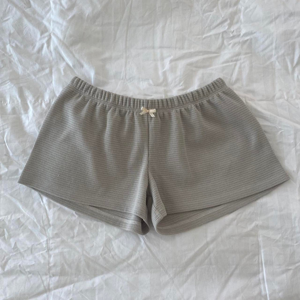 grey shorts