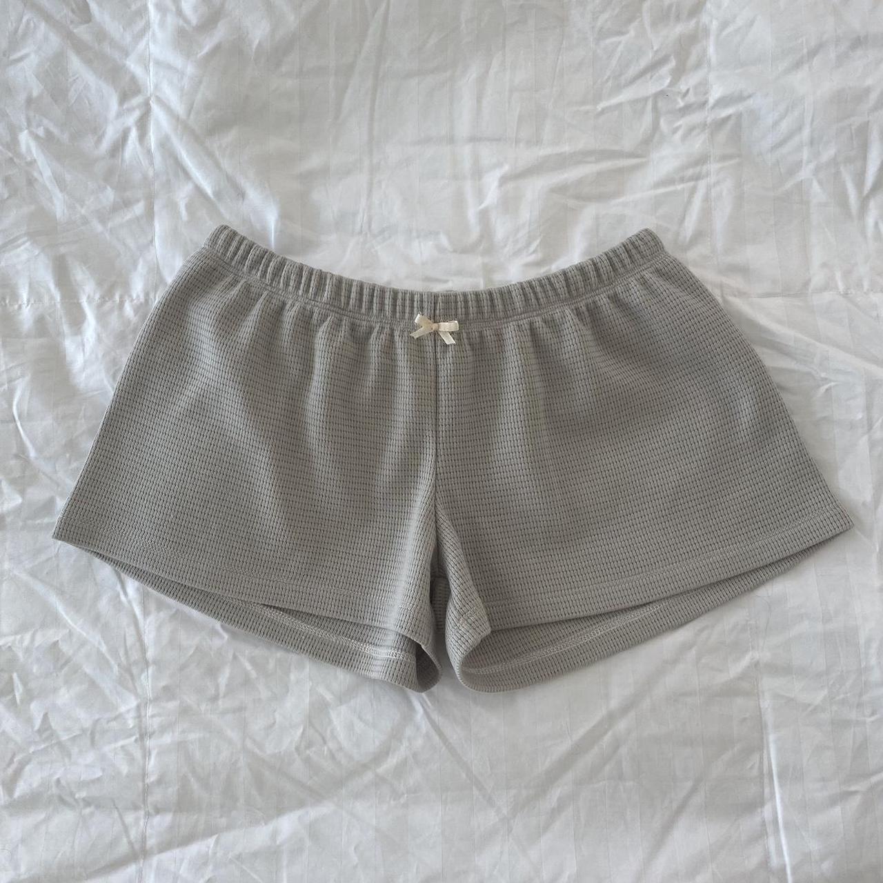 grey shorts