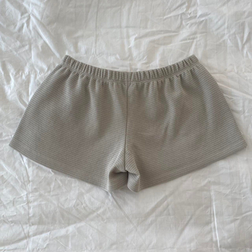 grey shorts