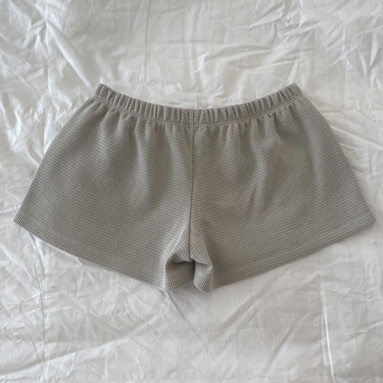 grey shorts