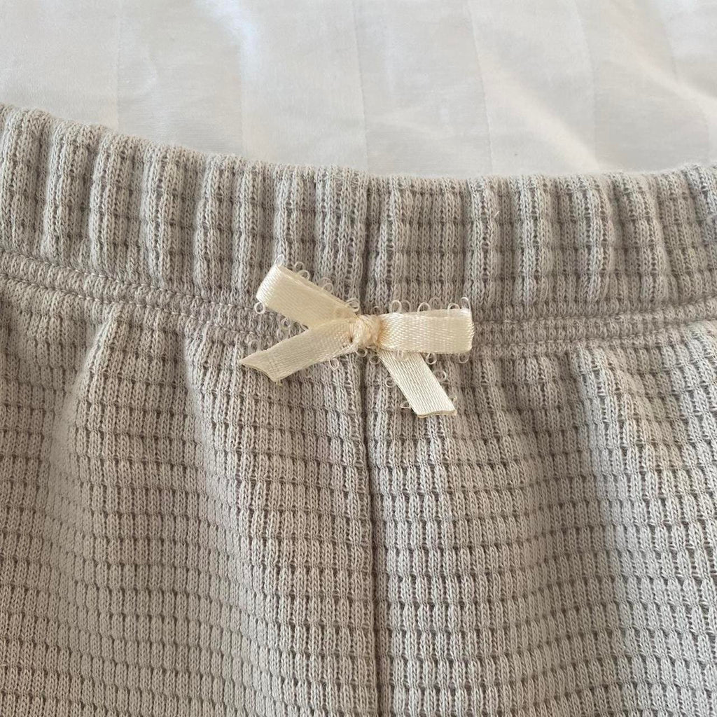 grey shorts