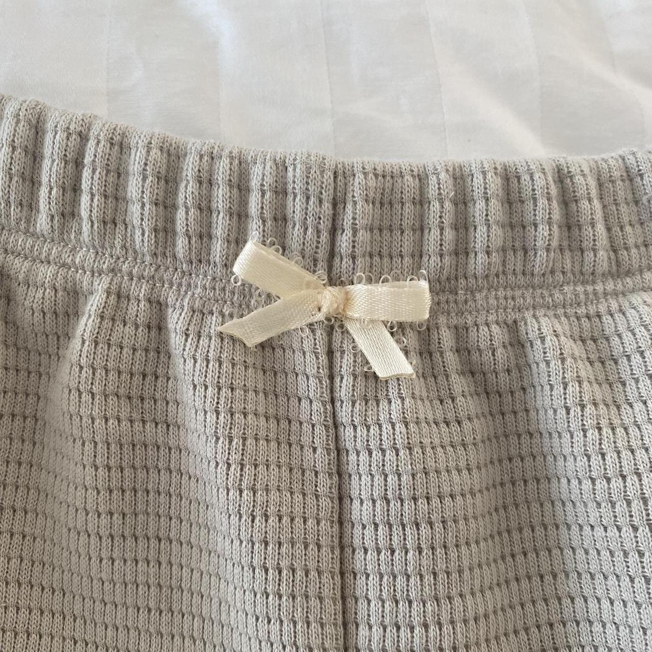 grey shorts